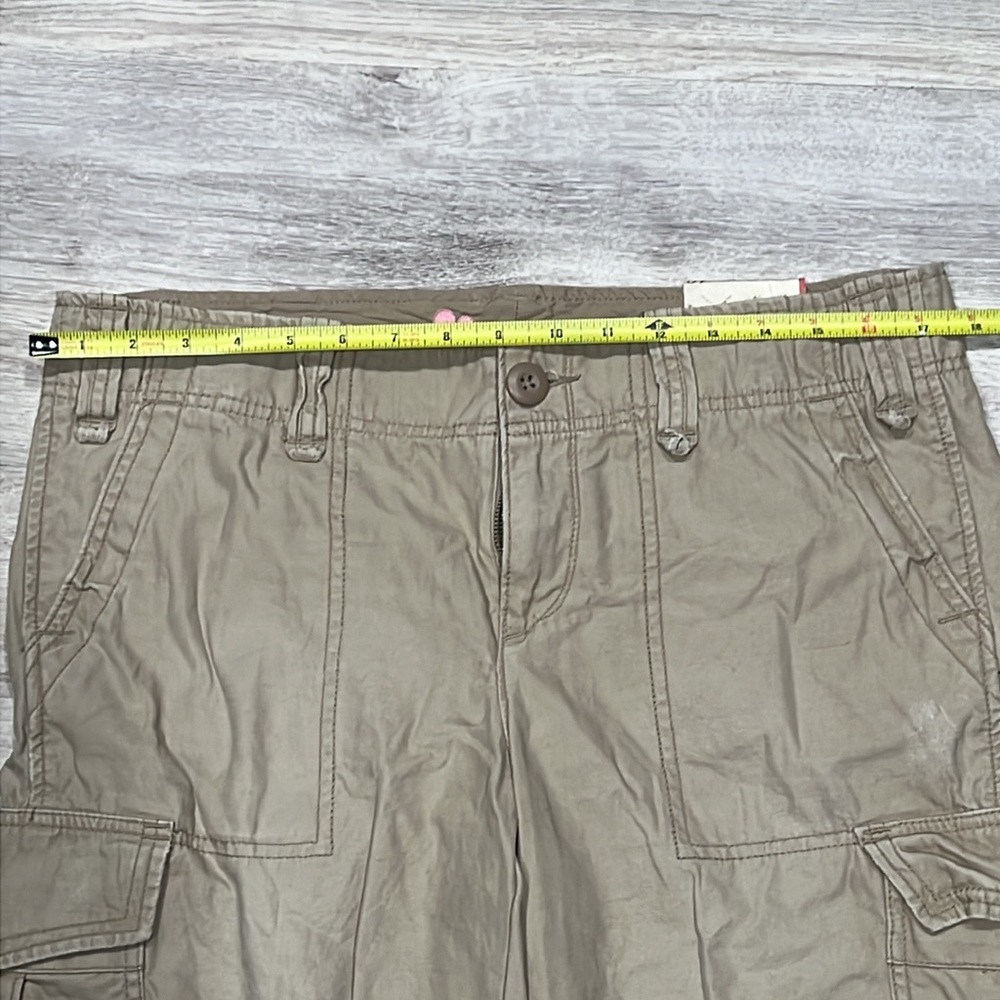 Women's American Eagle Khaki Cargo Capri Pants NWT - Picture 4 of 7